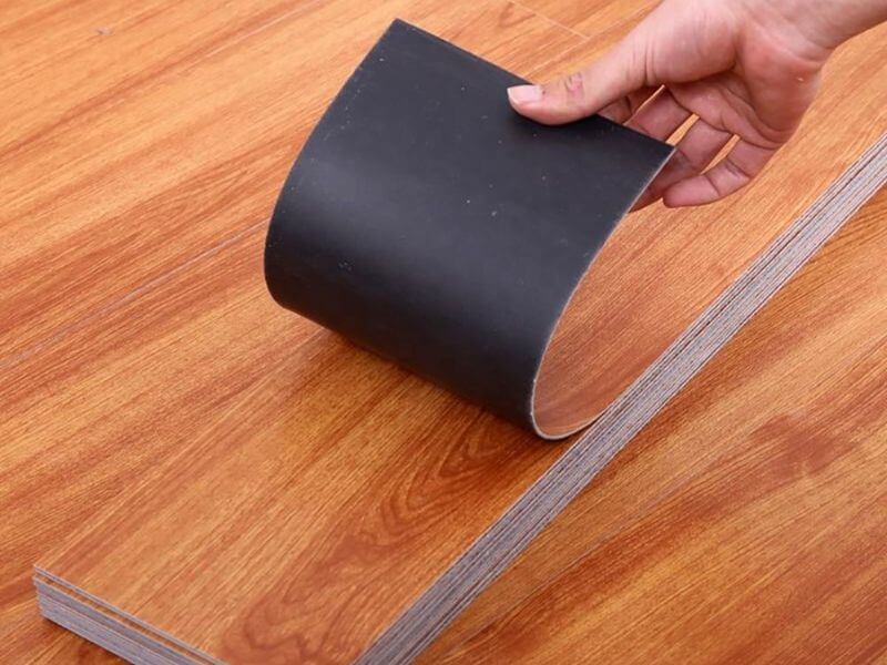 Sàn nhựa giả gỗ Hàn Quốc giá bao nhiêu 1m2 và báo giá chi tiết 19 Dòng sàn nhựa tự dán (có sẵn keo)