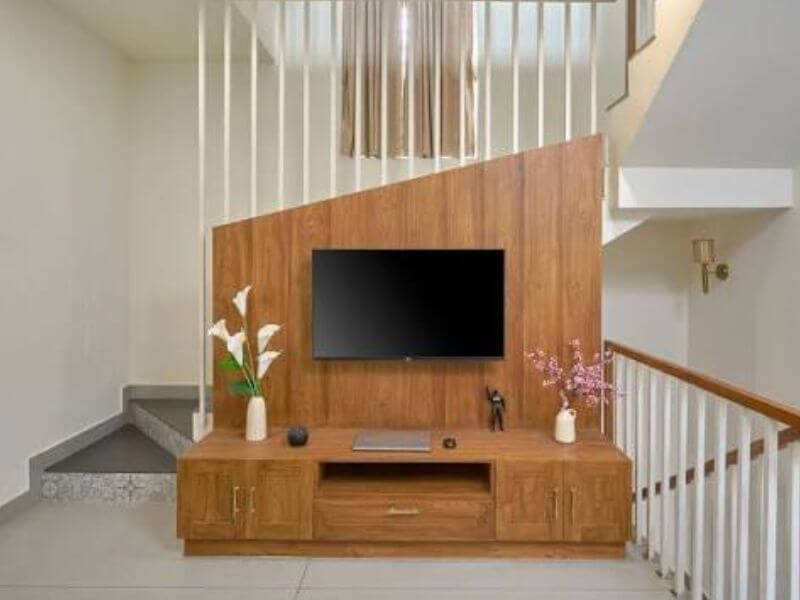 39+ Mẫu vách ngăn cầu thang đẹp, hiện đại đẹp nhất 16 Sự kết hợp giữa vách ngăn và kệ tivi