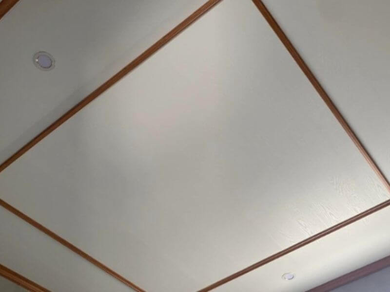 6+ Mẫu trần nhựa nano phẳng đẹp cho không gian phòng khách và phòng ngủ 12 Tạo điểm nhấn cho trần Nano phẳng bằng nẹp chỉ trang trí